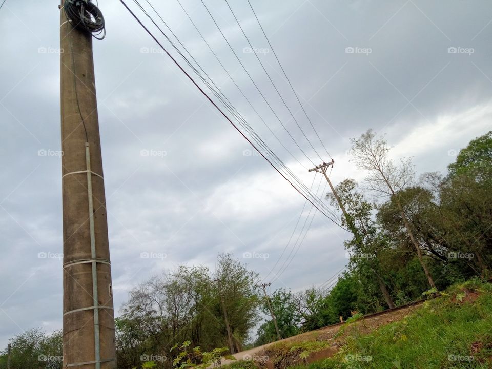 Poste com cabos telefônicos