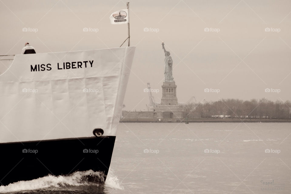 statue ny boat liberty by snaps