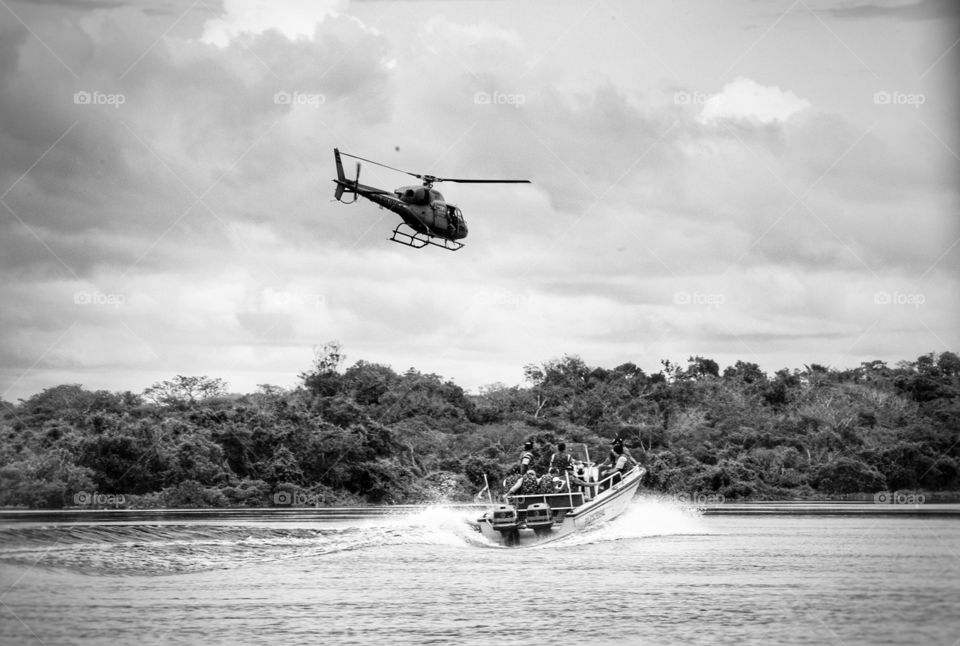 helicóptero na selva rio lancha