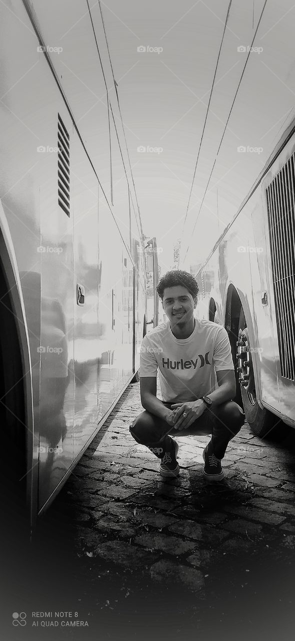 Simetria bem colocada uma composição bem feita , e o modelo arrasando