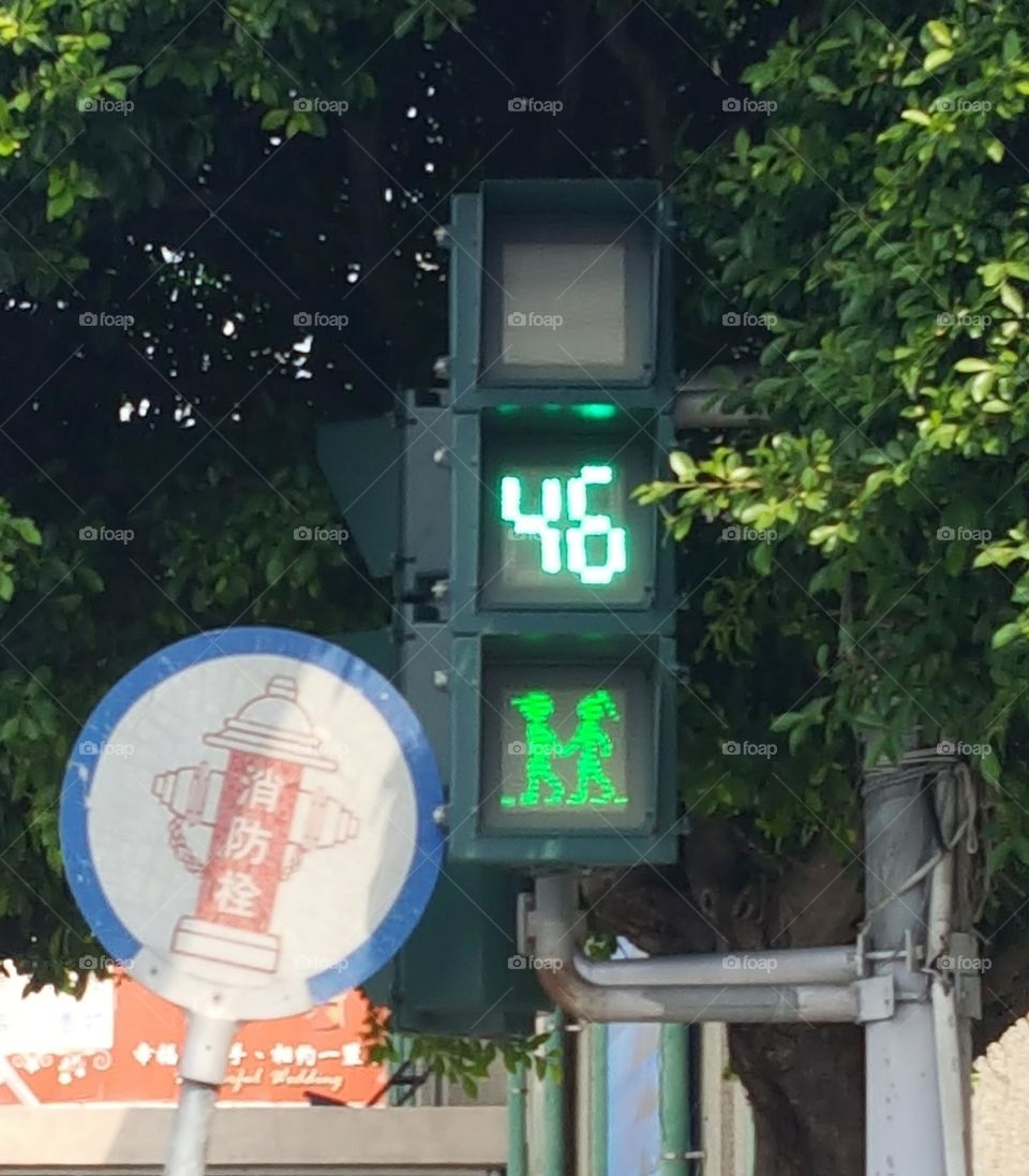 The Pingtung County Government has designed a new set of signs for pedestrians—a marriage proposal version of little green men. When the light is green, the two hold hands and cross the road together.