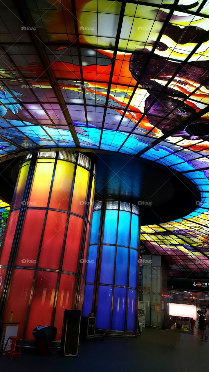 In Formosa Boulevard Station, the intersection point of the red and orange lines of the Kaohsiung MRT, is the world's largest one-piece molding created by the world-renowned artist Narcissus Quagliat"The Dome of Light"
mrt station .colorful.