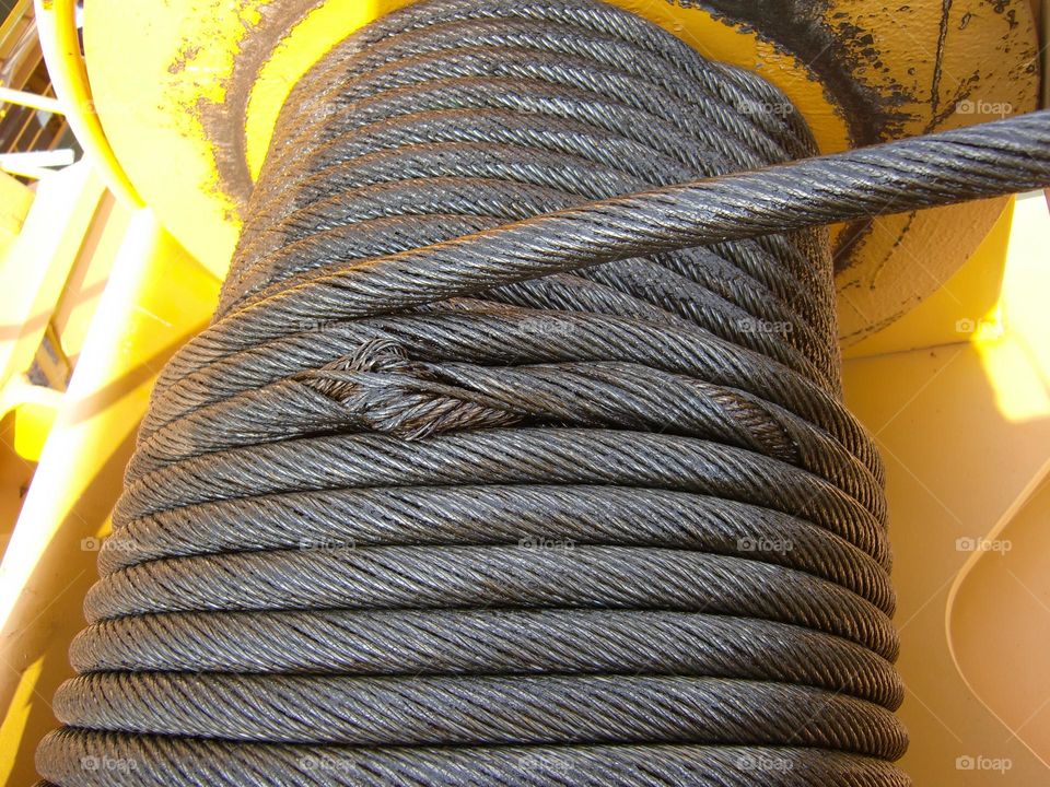 Broken wire rope on crane drum