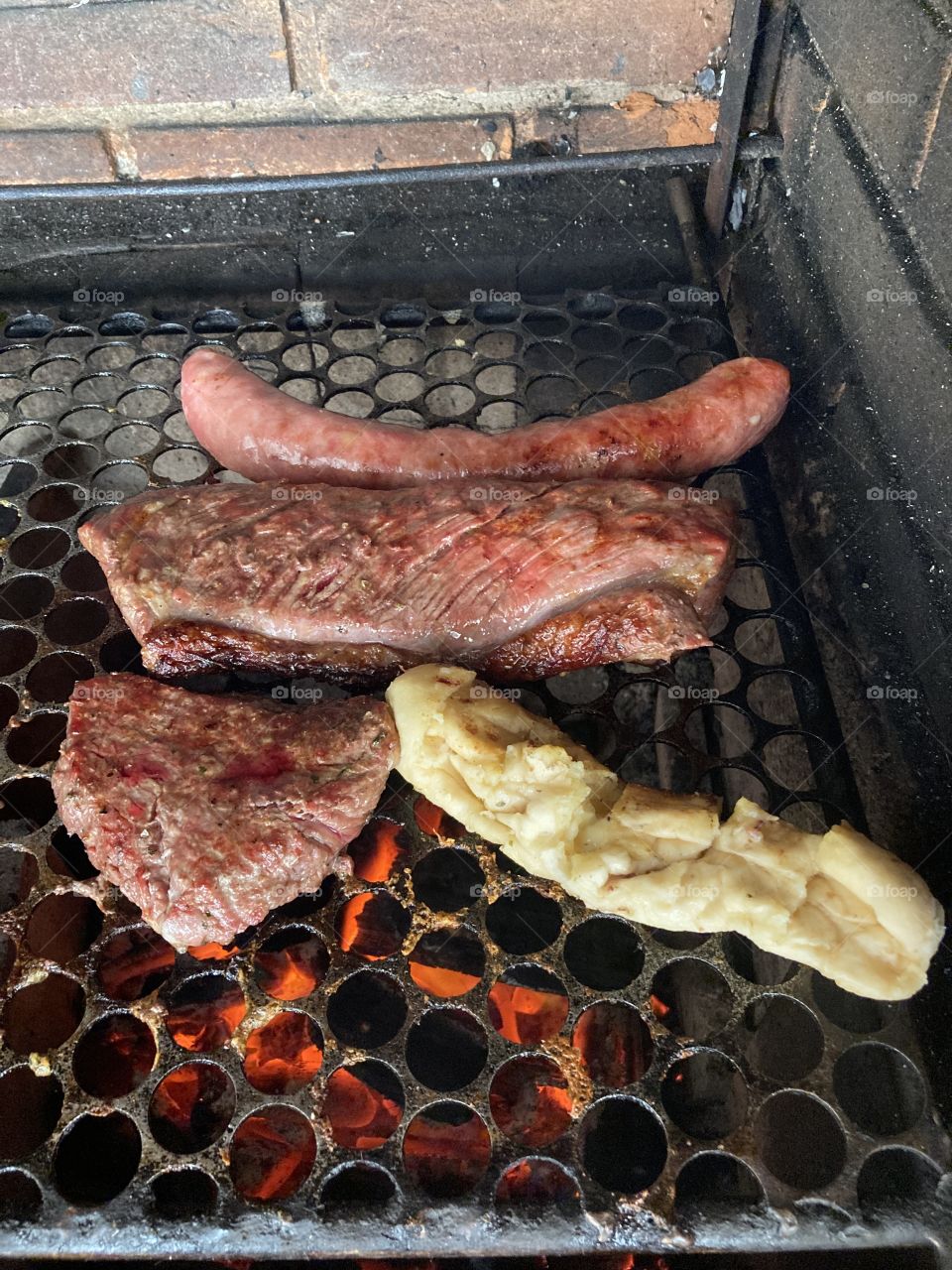 A real barbecue, typically Brazilian!  Beef, sausage and garlic bread. / Um churrasco de verdade, tipicamente brasileiro! Carne bovina, linguiça e pão de alho. 