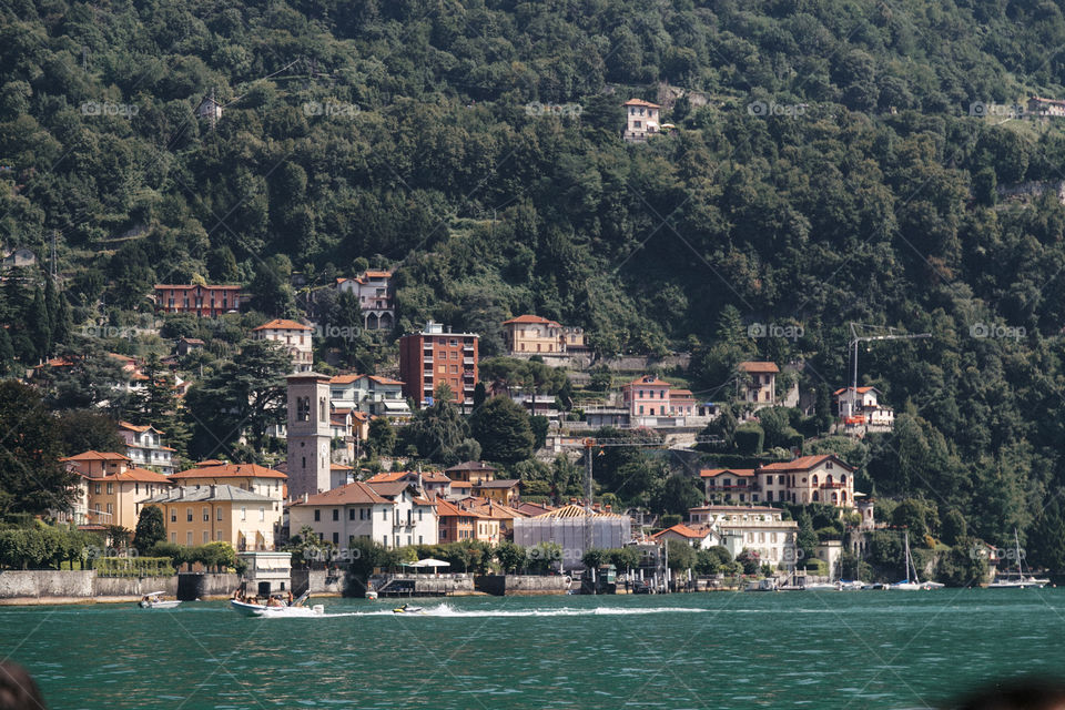 Lago Como no norte da Itália é um lugar lindo para se conhecer na Europa, com paisagens incríveis!