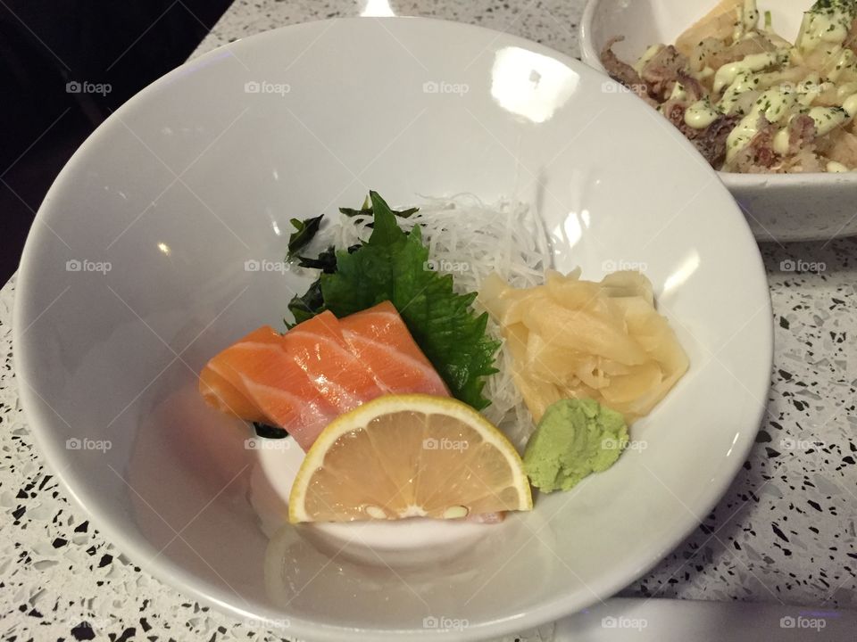 Salmon, sushi, sashimi, ginger, lemon, reddish 