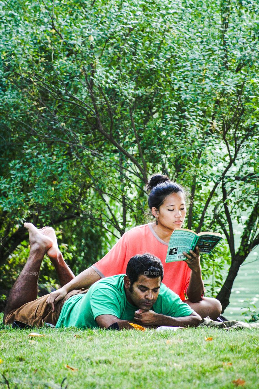 reading couple central park