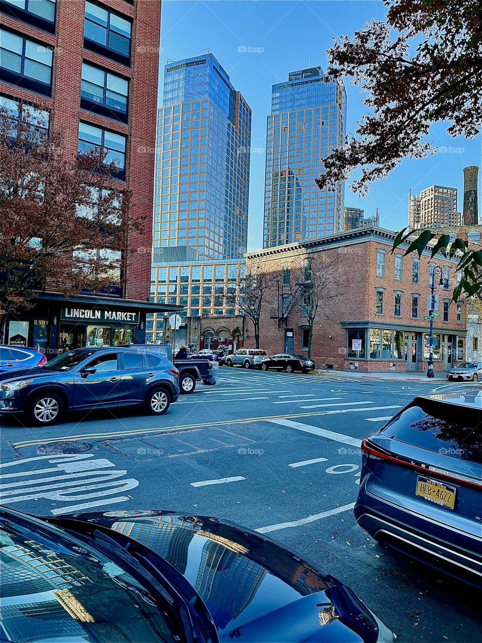 This is the intersection of „Manhattan Avenue“ and „Box Street“ in „Greenpoint”, Brooklyn with the “LINCOLN MARKET” across the street. The “B43” bus took me here from “Bushwick”, Bklyn where I had some errands to run today. 2023. Hypnotic Productions