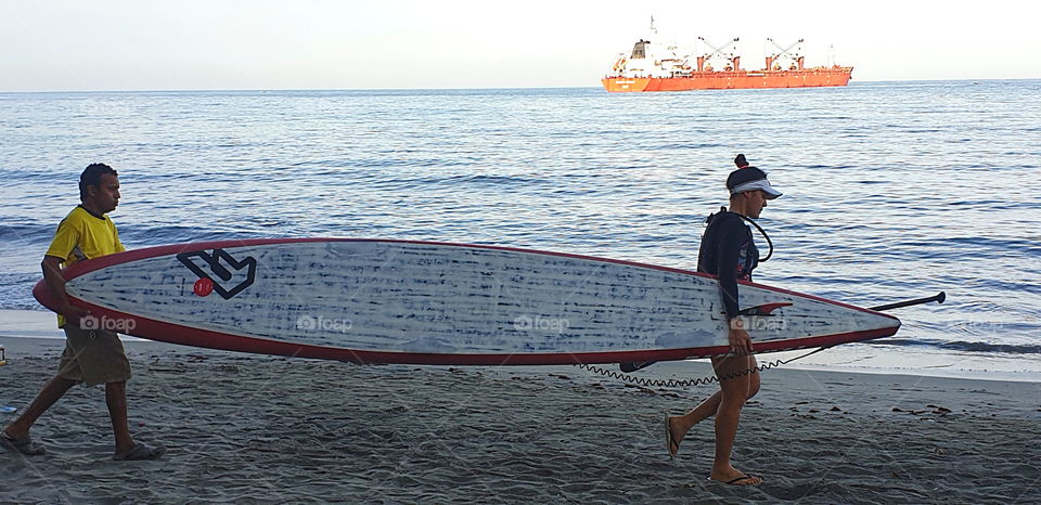 woman go to surf santa marta