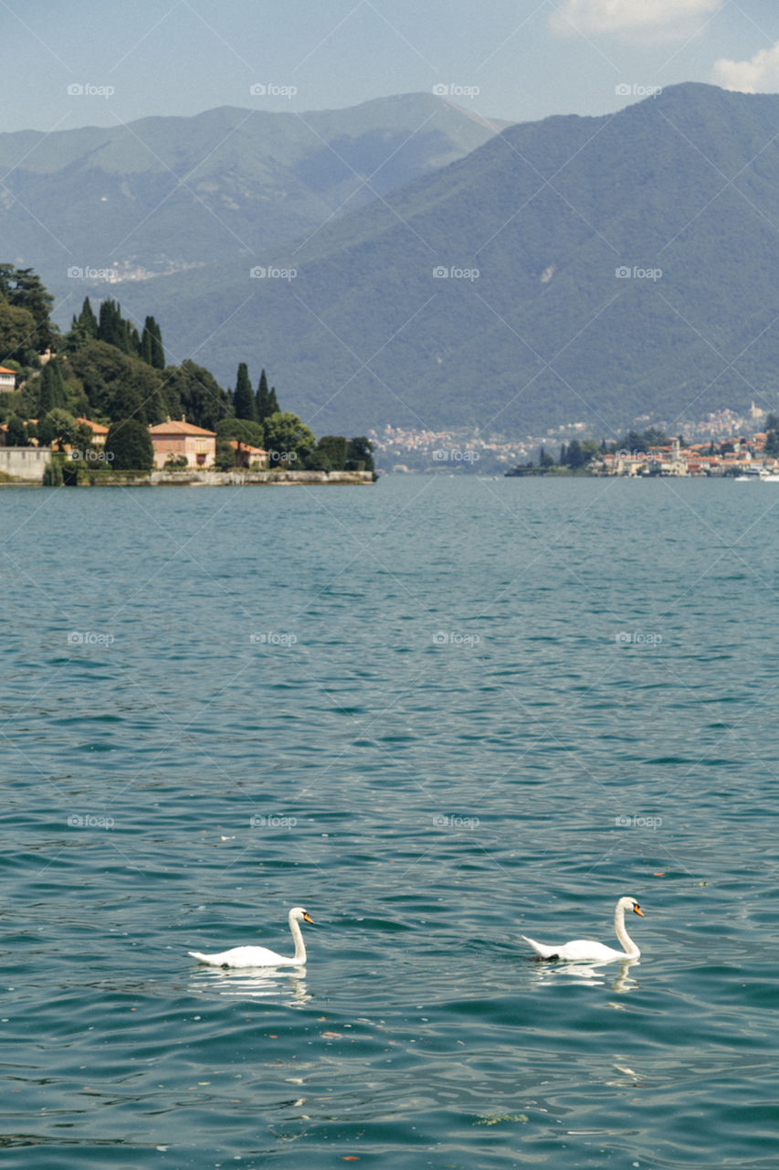 Lago Como no norte da Itália é um lugar lindo para se conhecer na Europa, com paisagens incríveis!