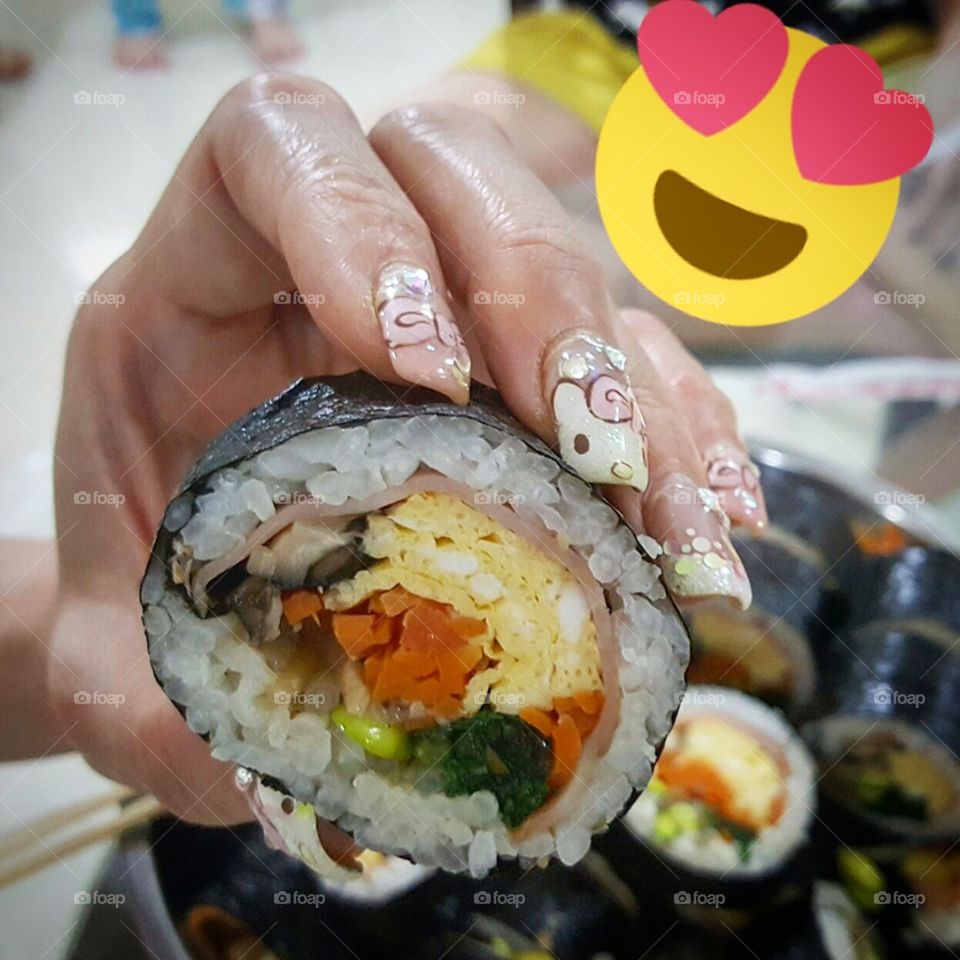 Wifeymade Korean Kimbap for dinner. There are bulgogi beef or fried prawn or fried chicken filling ones to choose
