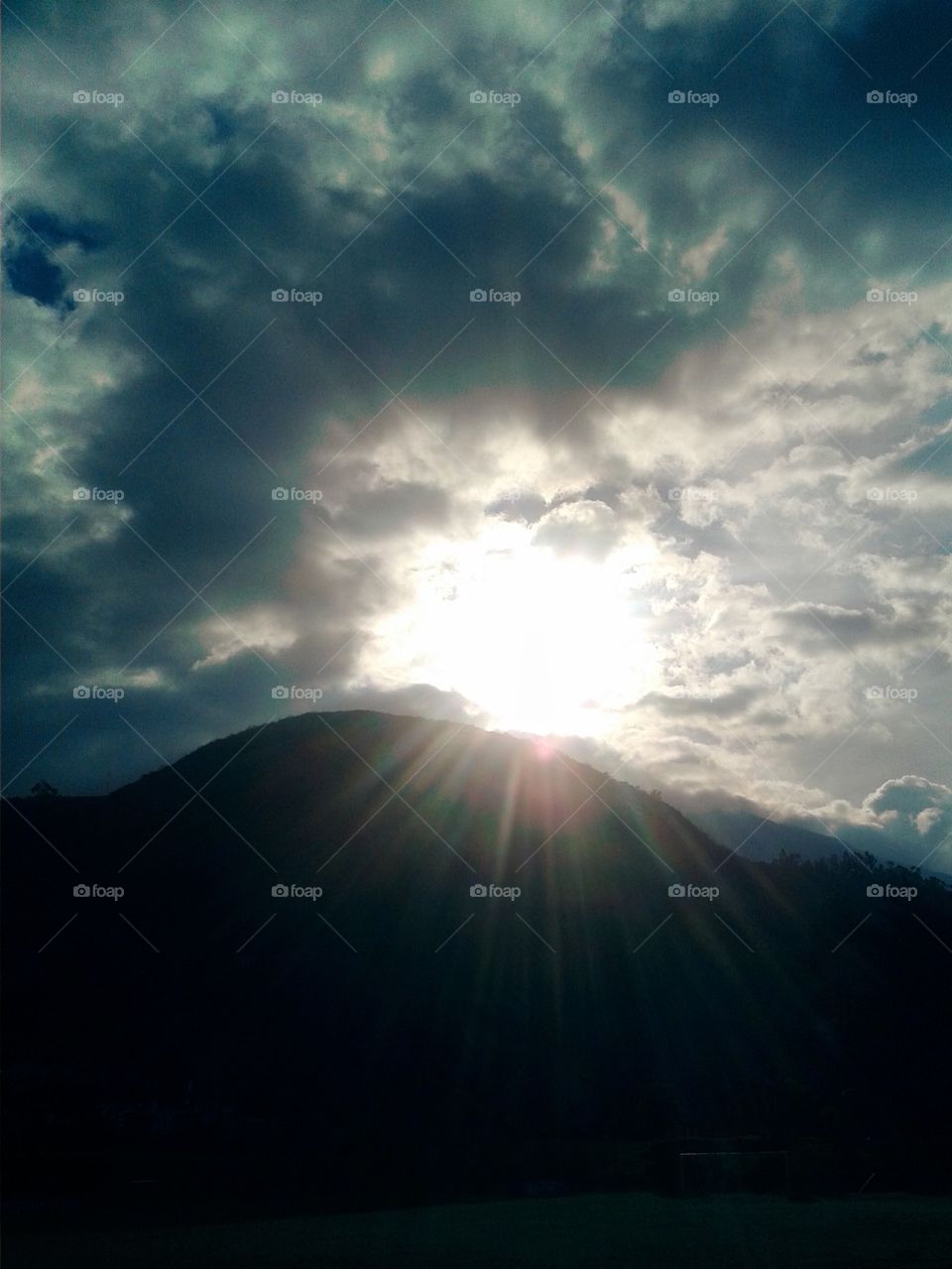 luz tras la montaña