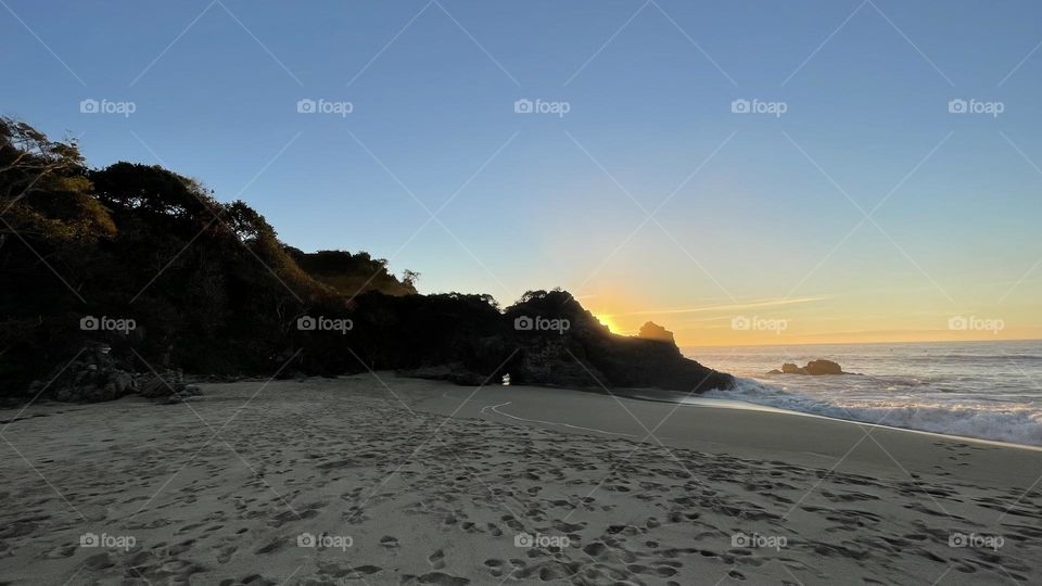 Atardecer bonito detrás de la montaña 