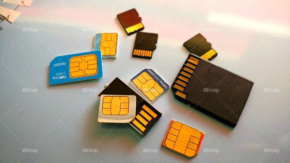 Chips de celulares e cartões de memória.