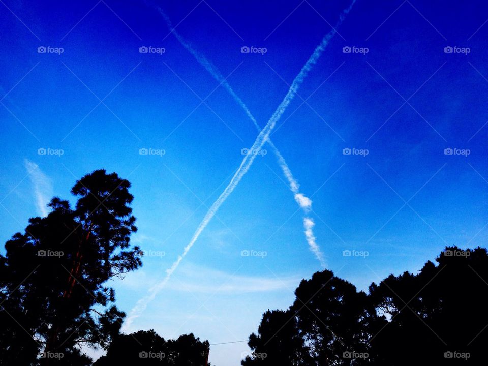 Crisscrossed contrails