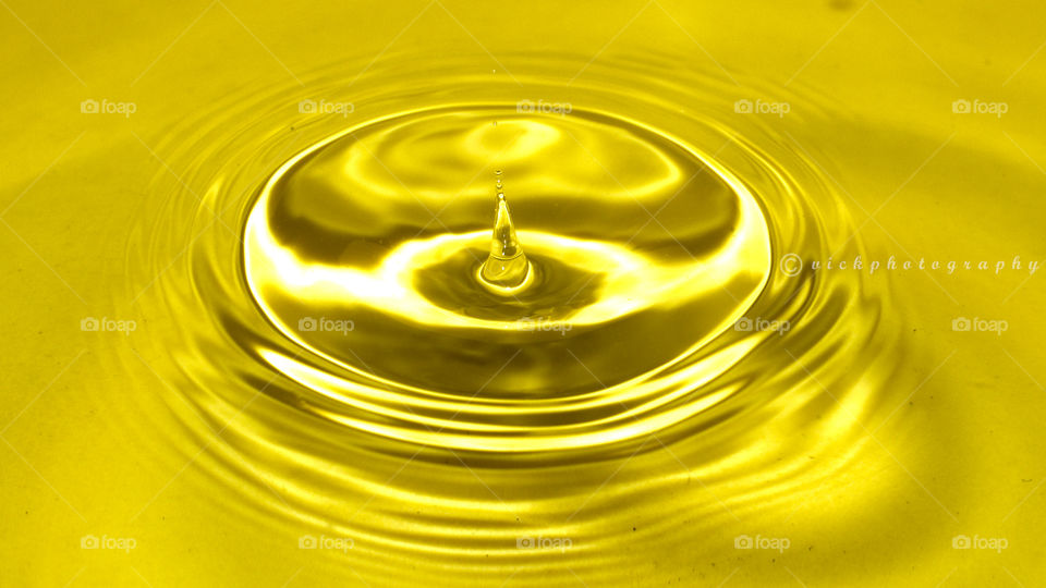 Water ripples in gold droplets