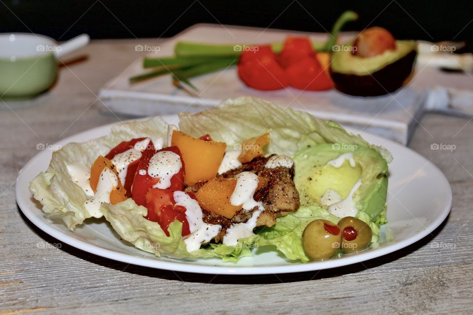 Lettuce wrap with grilled chicken, avocado, tomato, bell pepper, green onion, and creamy aioli sauce!