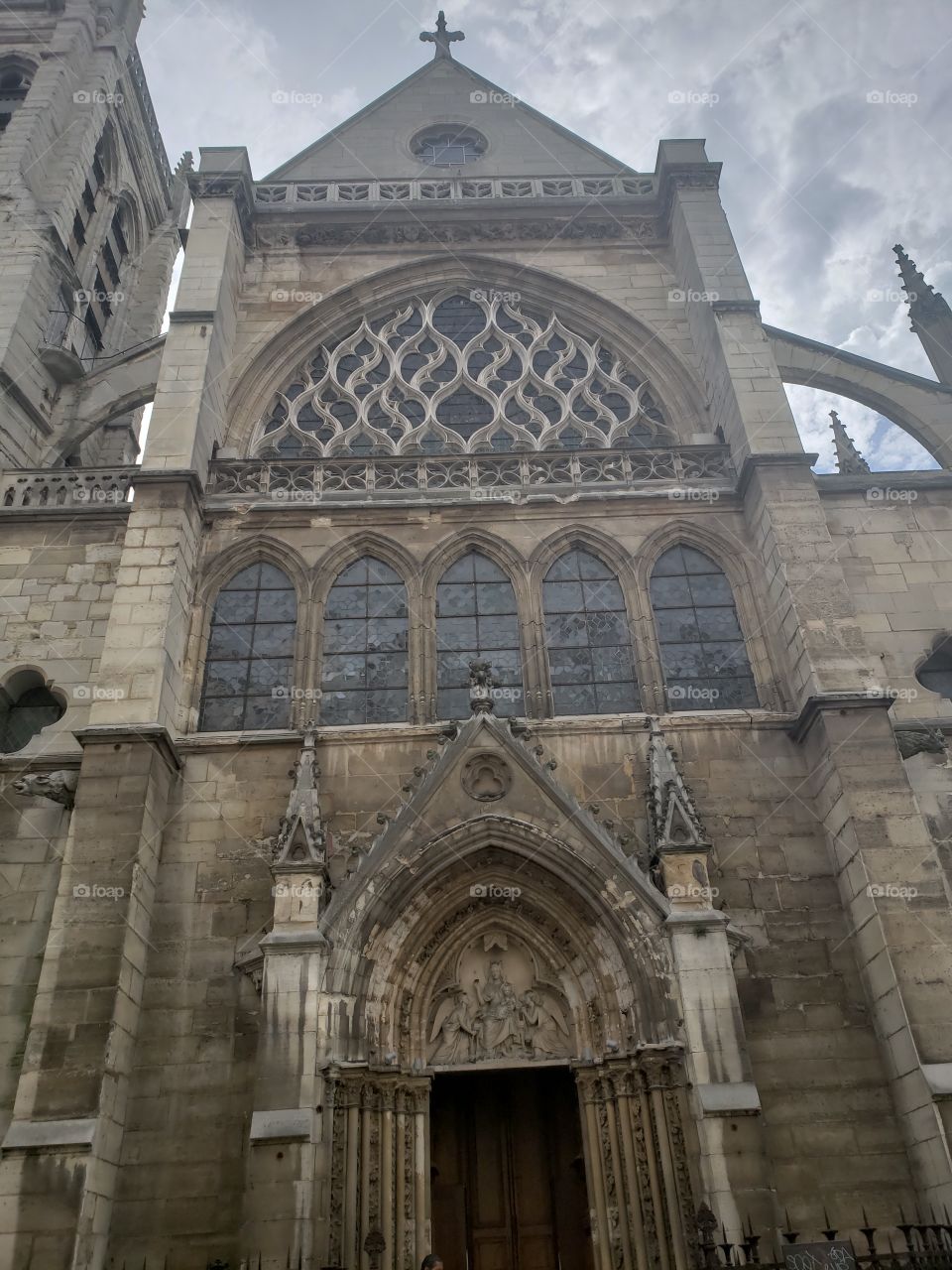 iglesia gótica en el barrio latino de París