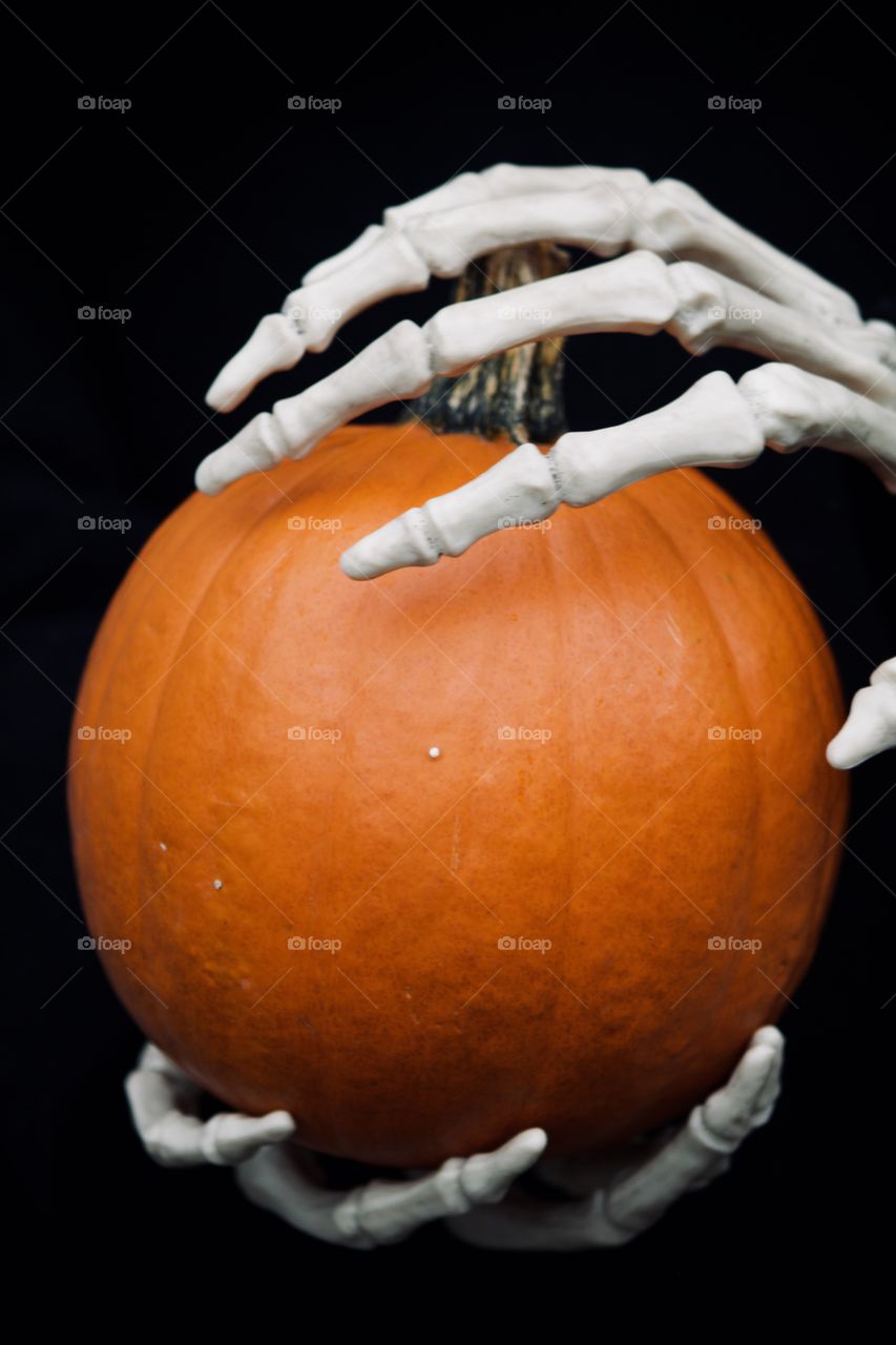 Skeleton holding a pumpkin 