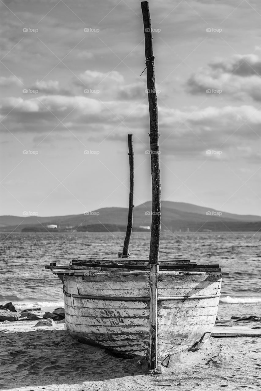 The lonely boat
black&white