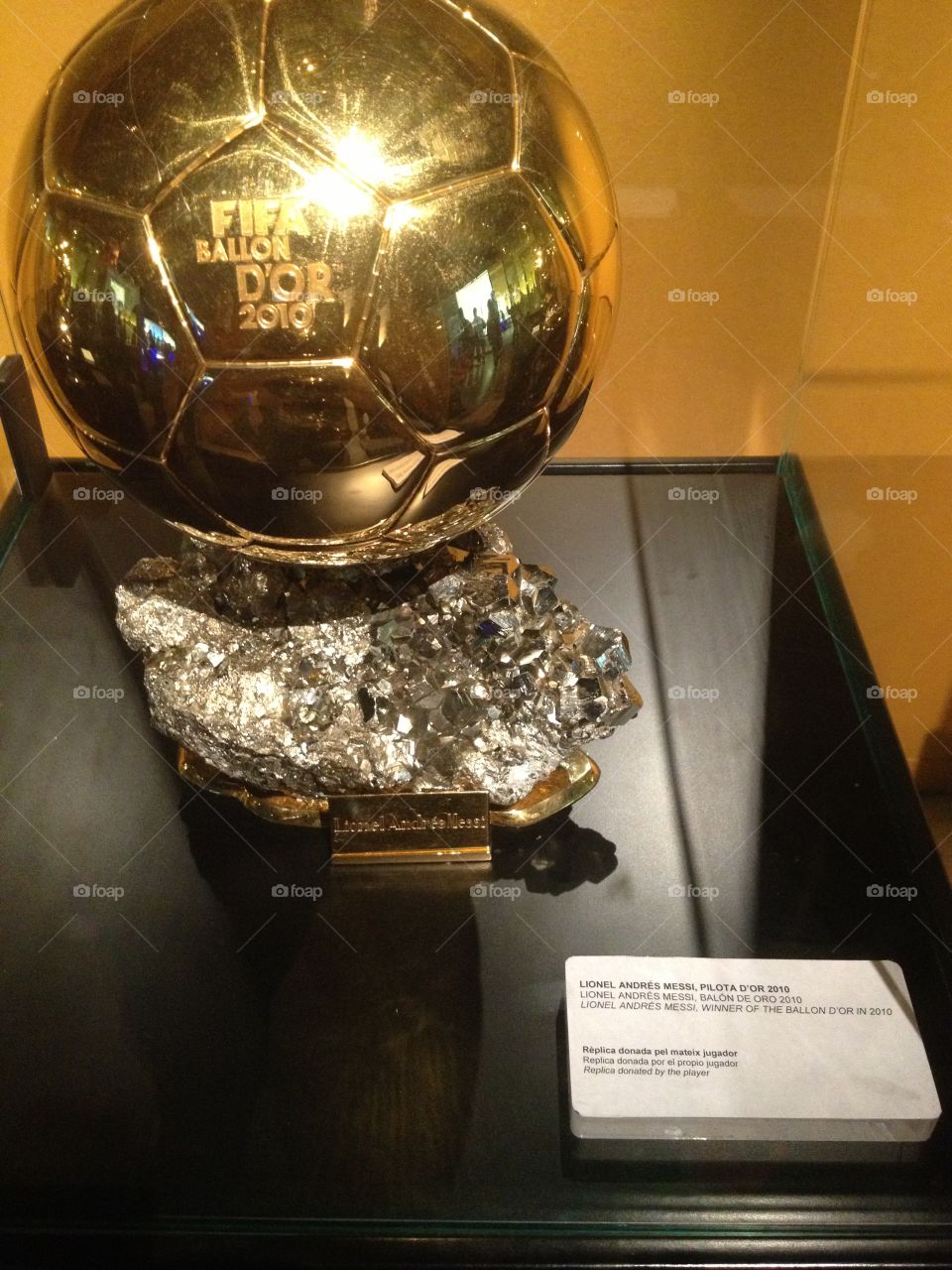 Lionel Messi ballor d or 2010 trophy 