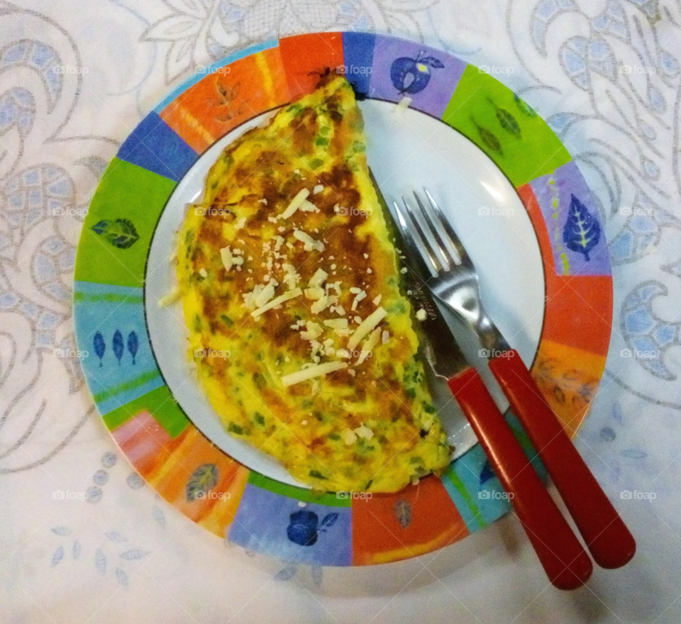 Omelet stuffed with smoked turkey chest and gorgonzola cheese