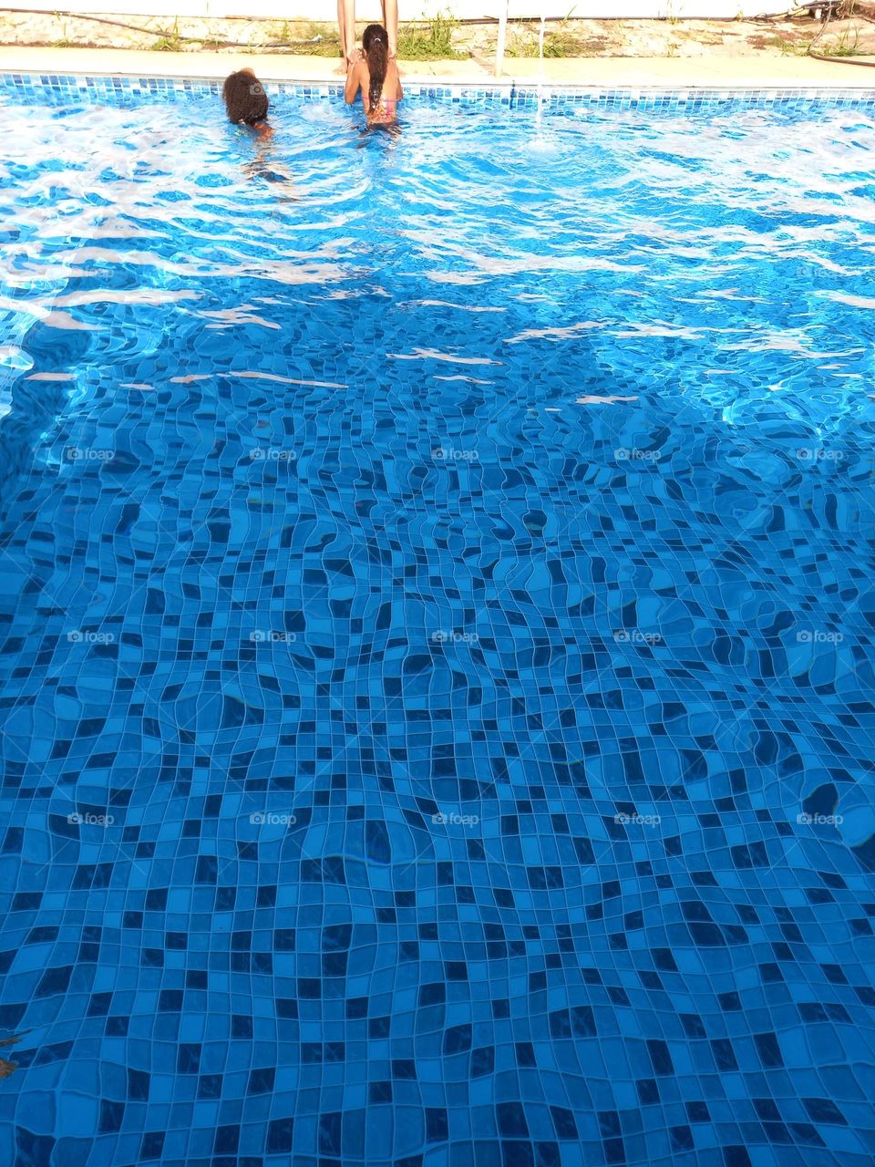 From the Group piscina cheia num tarde de Sol quente