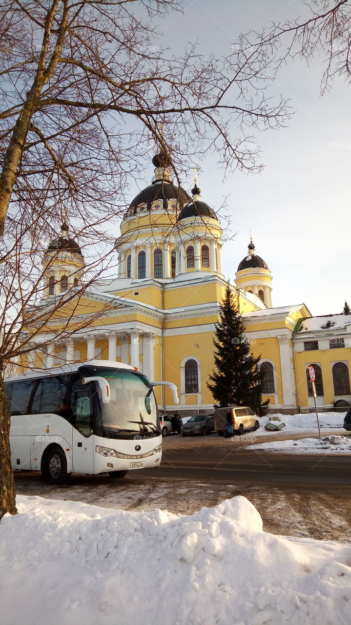 храм.автобус.город.улица.