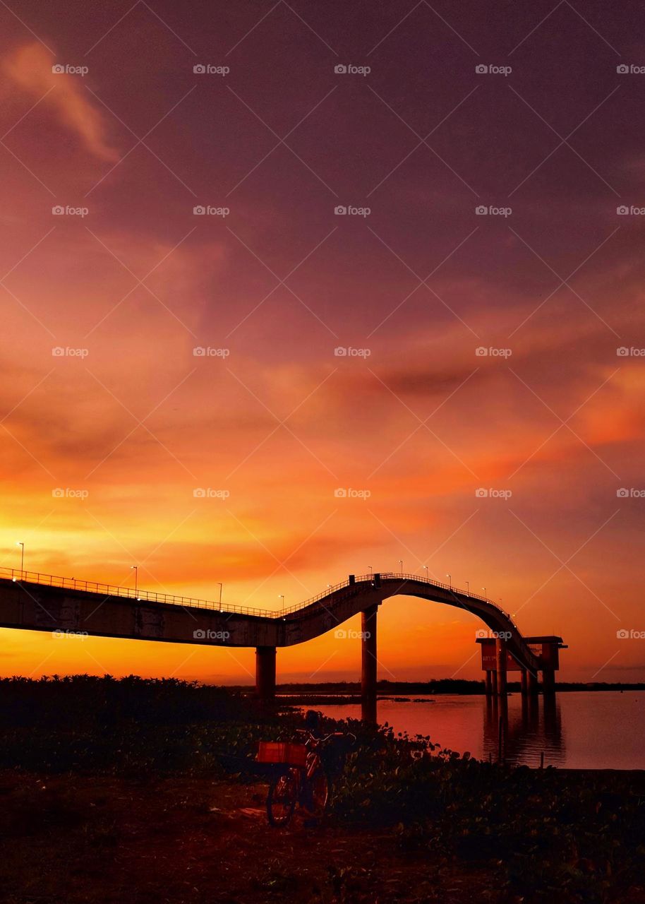 Cartão Postal da cidade que é considerada a Capital do Pantanal, essa é uma estação de captação de água da cidade de Corumbá Mato Grosso do Sul. A fotografia foi feita durante o famoso pôr do sol da cidade. @guilhermepantanal