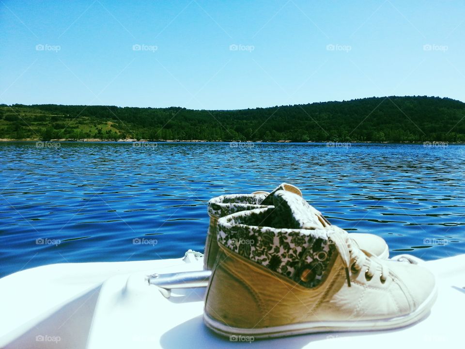 zapatos en barca