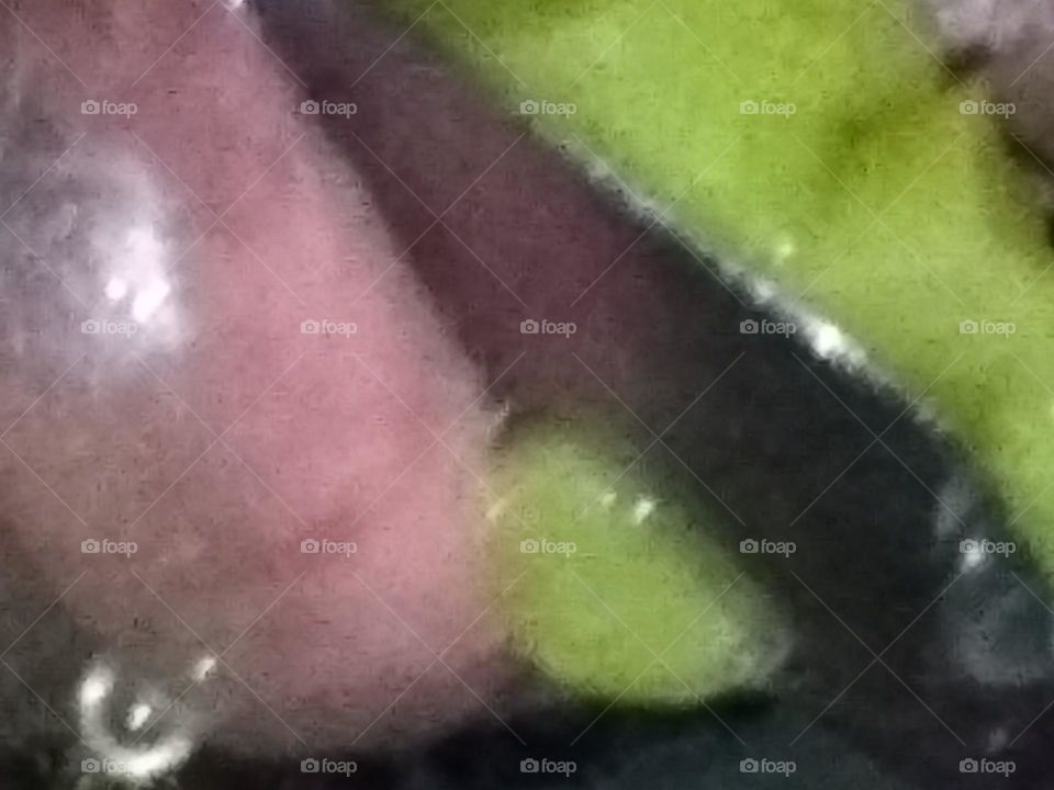 Peach pieces on lips as waters drip down to bottom 💧💋.