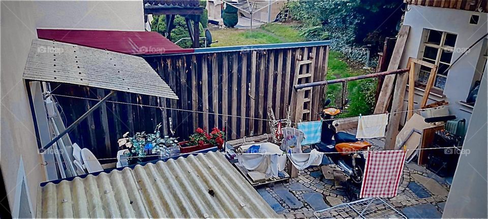 From across the „big pond“ as the „Atlantic Ocean“ is also called another example of idyllic urbanism: the backyard w clothes lines for air drying of laundry. This photo was taken in „Saxony“ by the river „Elbe“. 2022. Hypnotic Productions