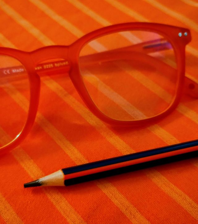 Gafas y lápiz