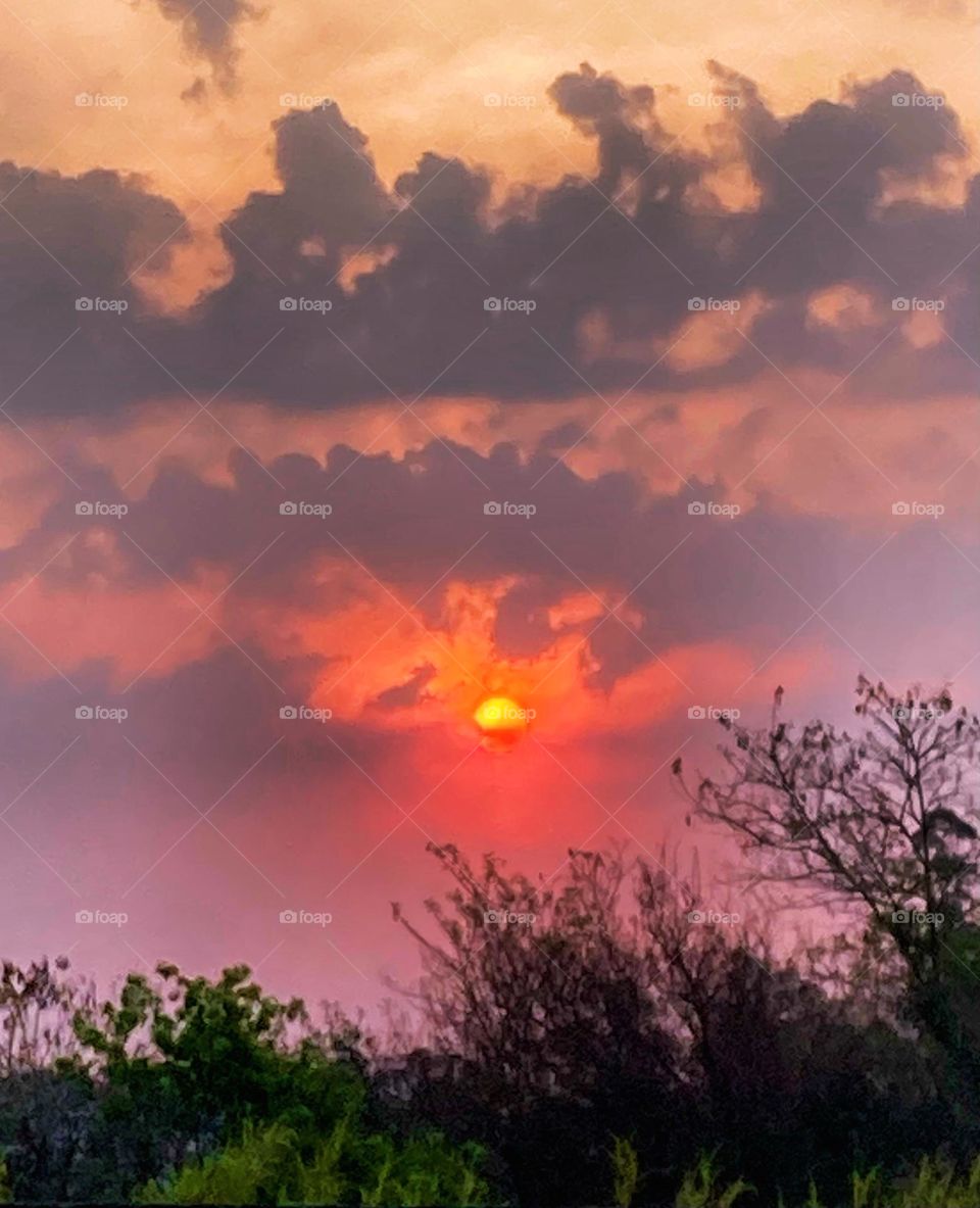 🇺🇸 In Vinhedo, on the Anhanguera Highway, watching the beginning of the solar eclipse! It's not so clear, but it's curious! / 🇧🇷 Em Vinhedo, pela Rodovia Anhanguera, vendo o começo do eclipse do sol! Não está tão nítido, mas é curioso!