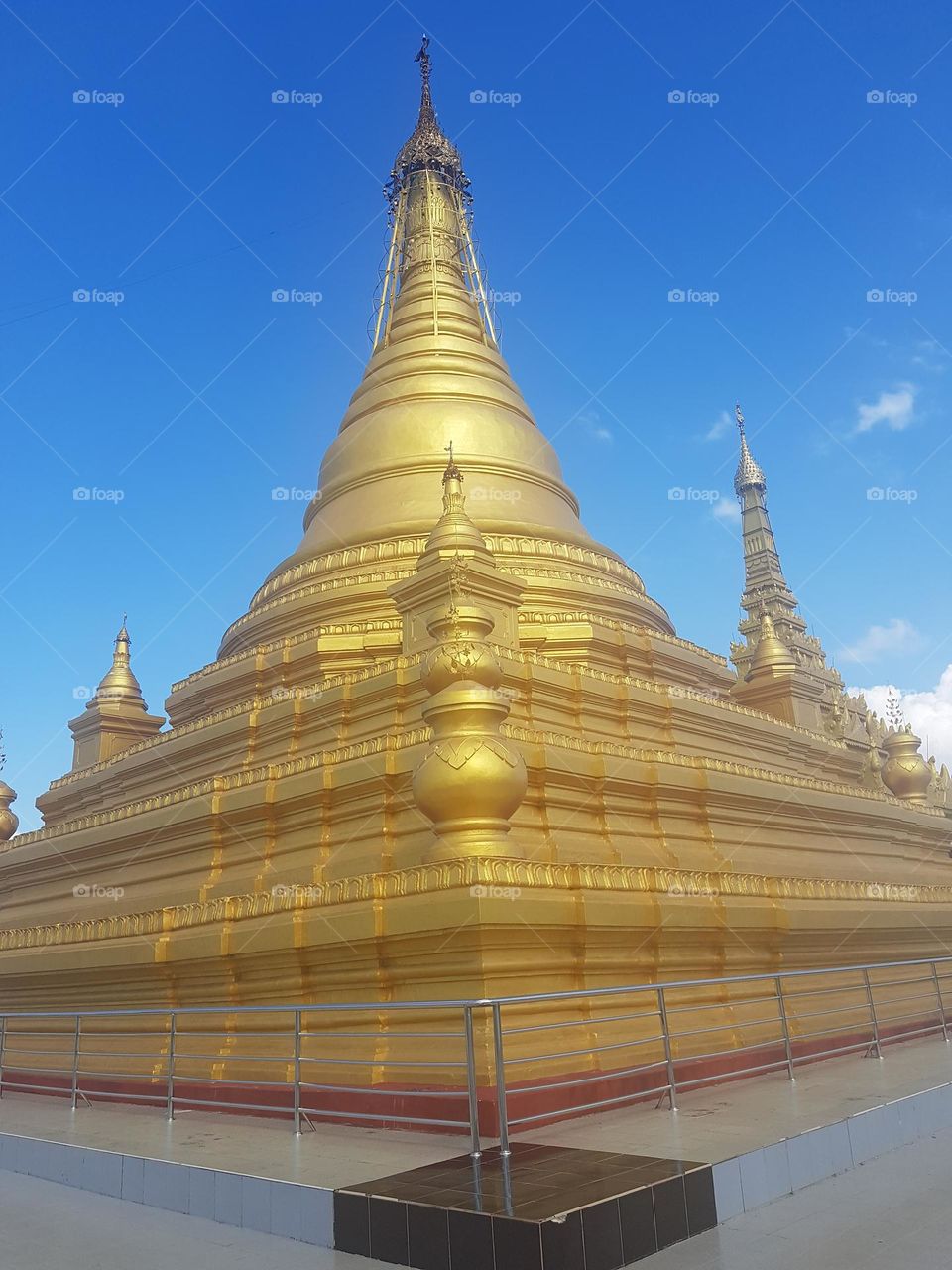 Making merit in Mandalay City