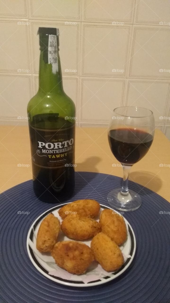 pataniscas e vinho do Porto.