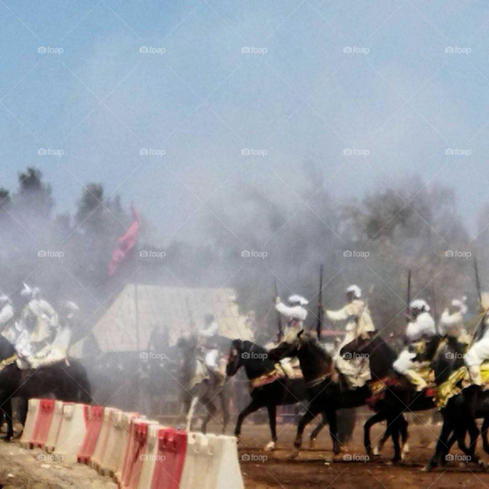 Crowd of people doing race with horses.