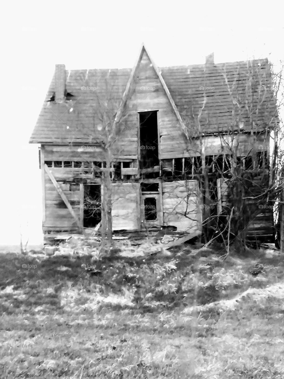 Old abandoned farm house, in black and white 