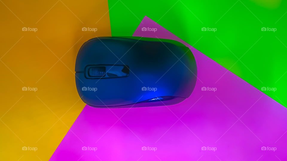 black computer mouse