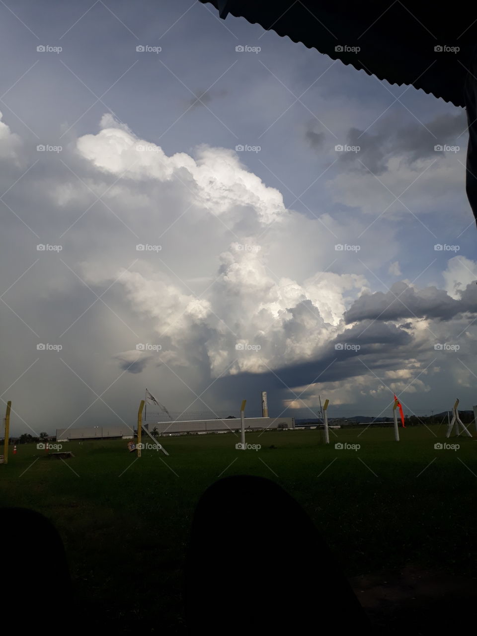 céu com nuvens de chuva e céu azul