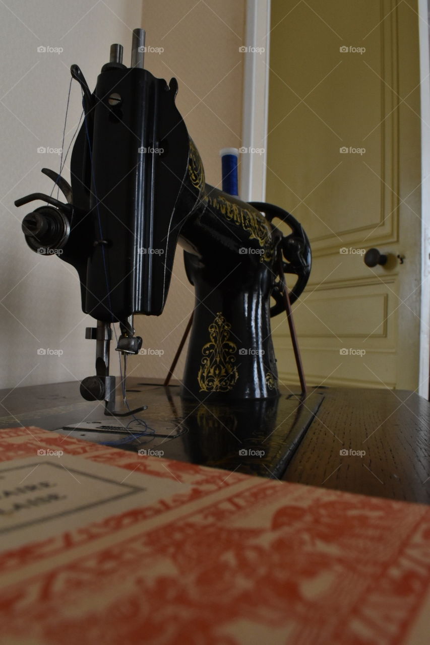 Ils sewing machine and english grammar bol