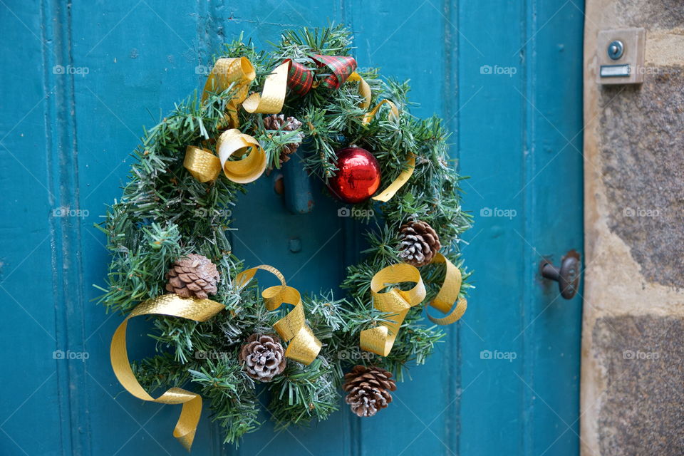 Jolie couronne de Noël sur une porte ancienne