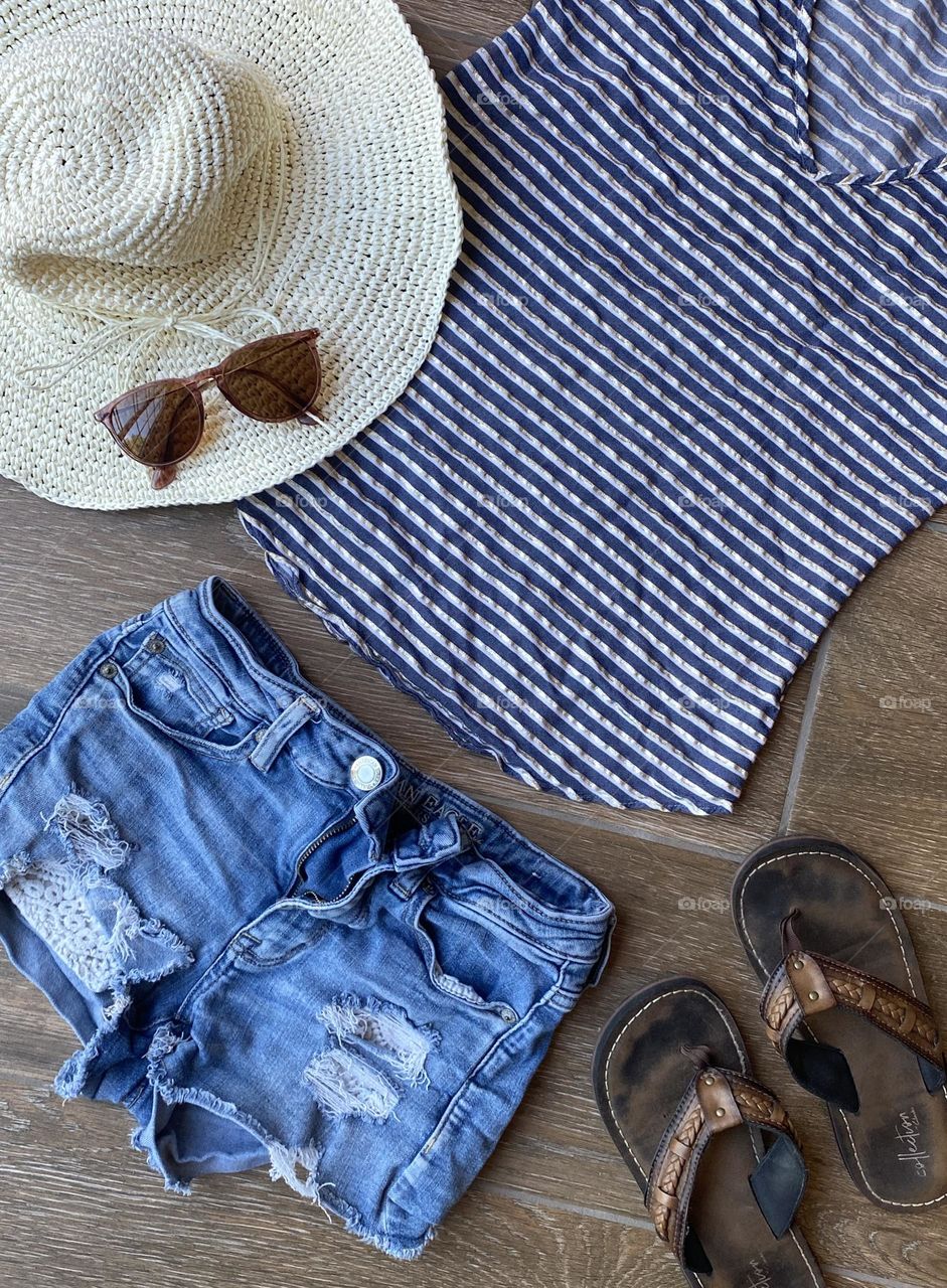 Summer outfit jean shorts and flip flops 