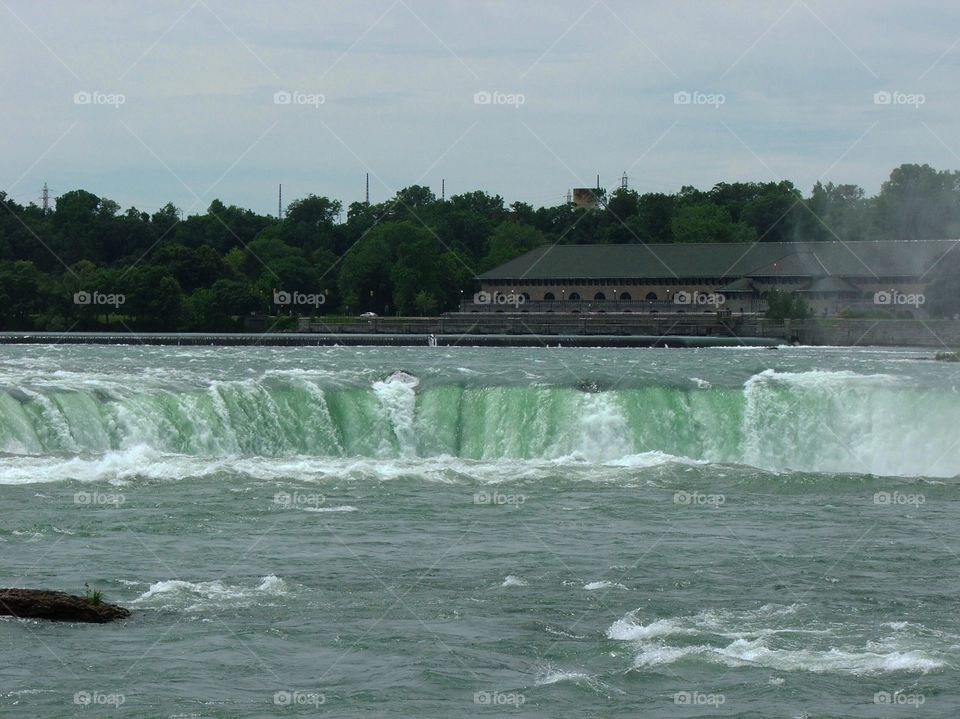 The top of the Canadian horseshoe falls before it plunges downward 