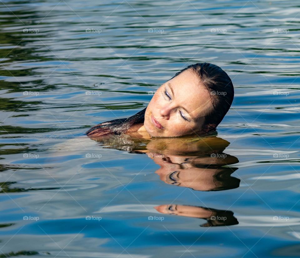 the mermaid .She didnt see me at first.Relaxing at the beach into the water.   ❤️🧡💛💚💙💜