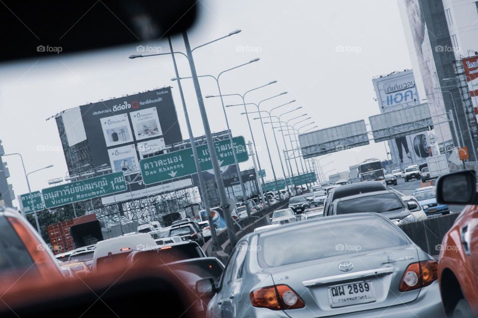 Berkendara dengan aman, kemacetan adalah kenikmatan.