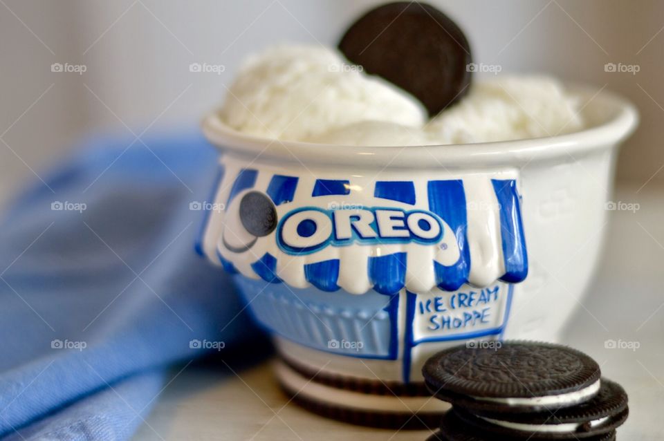 Oreo cookie ice cream flat lay on a white rustic background with a blue towel 