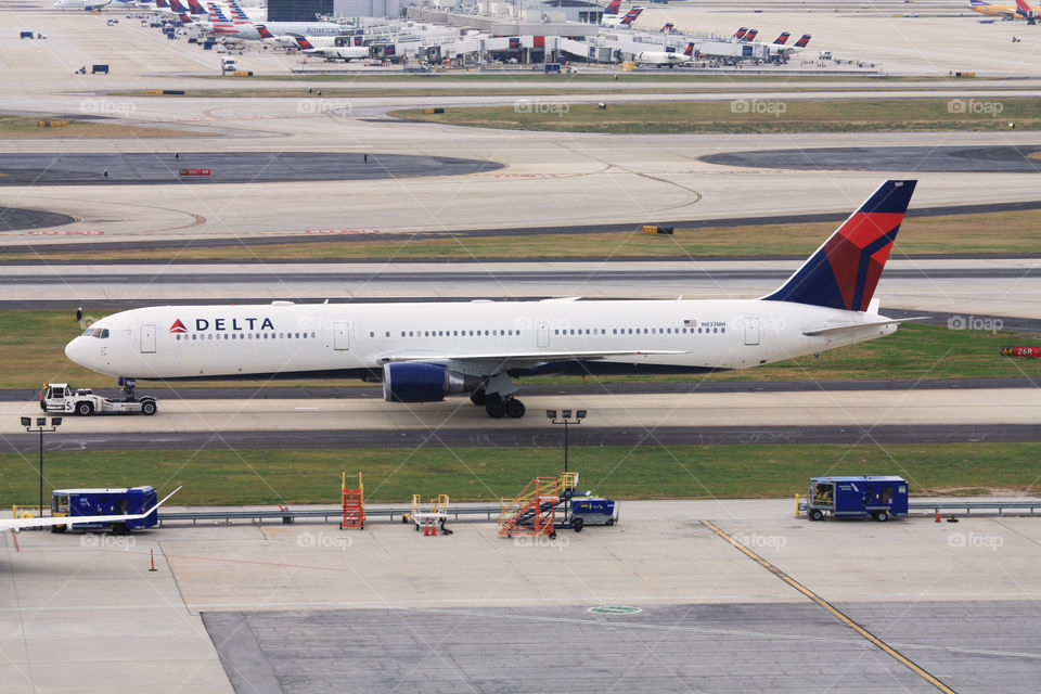 Delta 767 taxi on taxiway to parking