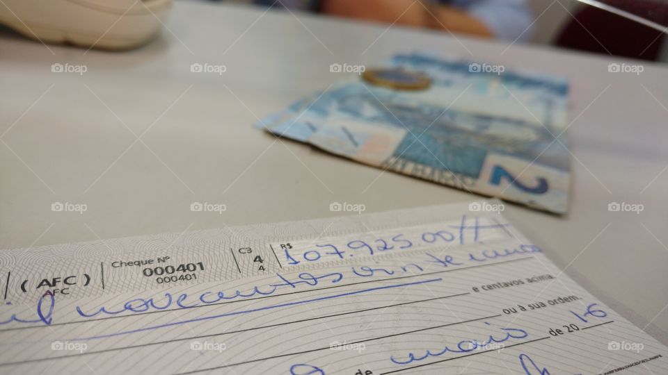 Cheque, dinheiro... finanças.