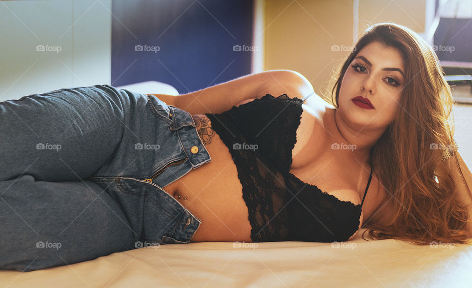 Garota deitada de lado com olhar sexy